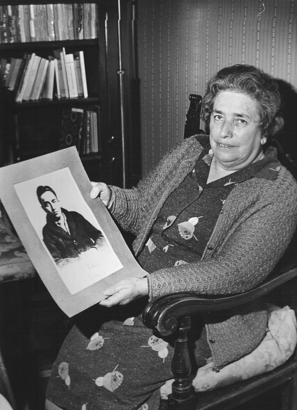 Maria Pia Carnevali tiene tra le mani la fotografia del fratello Emanuel.